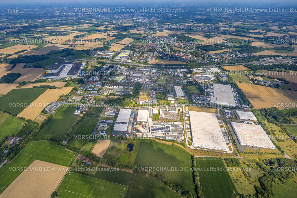 Hamm250701469Rhynern | Luftbild, Gewerbegebiet Rhynern, Oberster Kamp, Grünfläche Wilhelm-Schumacher-Allee, Autobahn A2, links Edeka Zentrallager Möbel Höffner Einrichtungshaus und Parkplatz, hinten Ortsansicht Rhynern, Stadtbezirk Rhynern, Hamm, Ruhrgebiet, Nordrhein-Westfalen, Deutschland