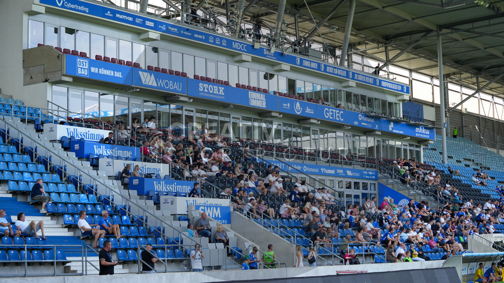 Fußball, Herren, Saison 2025/2026, Regionalliga Nordost, 3. Spieltag, 1.FC Magdeburg II vs. FSV 63 Luckenwalde, Samstag 09.08.2025, Avnet Arena Magdeburg | Fußball, Herren, Saison 2025/2026, Regionalliga Nordost, 3. Spieltag, 1.FC Magdeburg II vs. FSV 63 Luckenwalde, Samstag 09.08.2025, Avnet Arena Magdeburg, Im Bild: Blick auf die Tribüne und in die Sportstätte der Magdeburger Avnet Arena. - Realisiert mit Pictrs.com