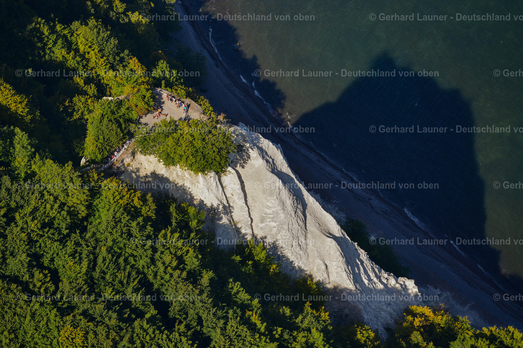 3637915 | LOHME 25.08.2016 Felsen- Küsten- Landschaft an der Steilküste - Kreidefelsen Königstuhl - in Lohme im Bundesland Mecklenburg-Vorpommern, Deutschland. Weiterführende Informationen bei: Nationalpark-Zentrum KÖNIGSSTUHL Sassnitz gemeinnützige GmbH. // Rock Coastline on the cliffs - Kreidefelsen Koenigstuhl - in Lohme in the state Mecklenburg - Western Pomerania, Germany. Further information at: Nationalpark-Zentrum KOeNIGSSTUHL Sassnitz gemeinnuetzige GmbH. Foto: Gerhard Launer