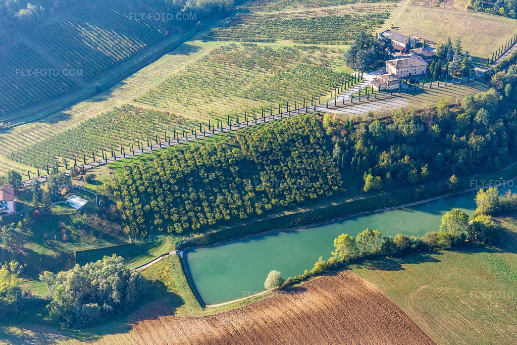 Aerial view: Lambrusheria Ca' Berti in Castelvetro di Modena in the state Modena, Italy.Photo: IMG_134914.jpg taken on 09/20/2022 by Werner Riehm/FLY-FOTO.comResolution of the original: 5472 x 3648 pxAgriturismo campagna Modena - Azienda agricola colline modenesi - Cà Berti