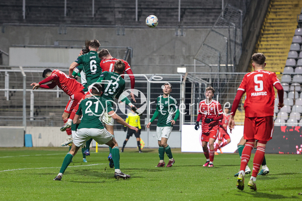 FC Bayern Amateure - 1. FC Schweinfurt | Ein Eckball der Bayern bring nichts ein
