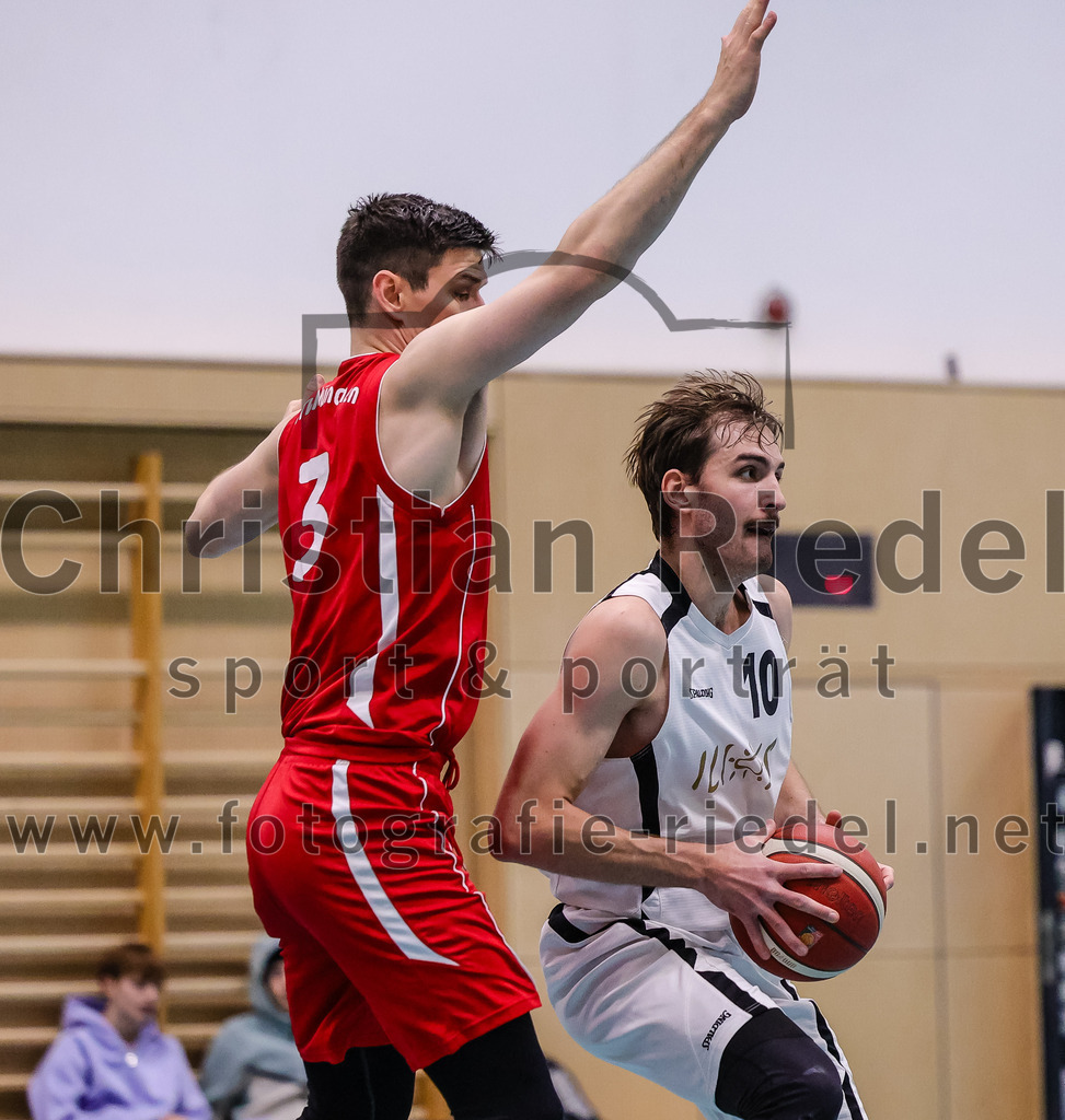 2025-12-06_051_TSV_Vaterstetten_gegen_MTV_1879_Muenchen | Vaterstetten, Deutschland, 06.12.2025:Basketball, 2. Regionalliga Süd 2025 / 2026, 9. Spieltag, TSV Vaterstetten gegen MTV 1879 München, Endergebnis: 58:83Julius Christoph Haag (MTV 1879 München, #3), Finn Liebig (TSV Vaterstetten, #10)Foto: Christian Riedel / fotografie-riedel.net