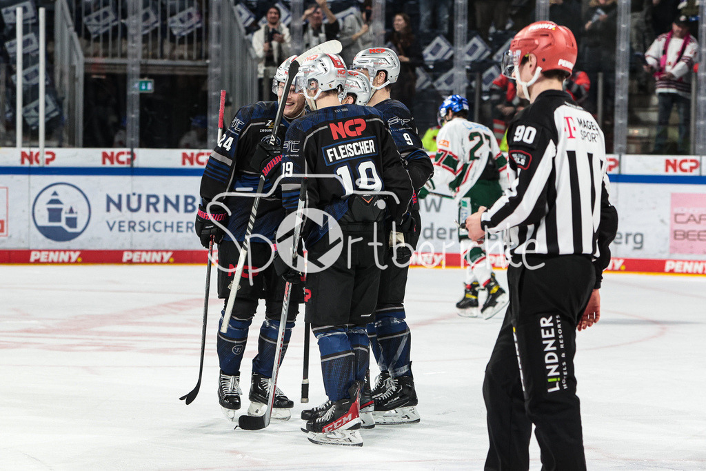 Nuernberg ICE Tigers - Augsburger Panther | Jubel der ICE Tigers nach dem Treffer zum 6-3 durch Andrew BODNARCHUK (NIT #71)