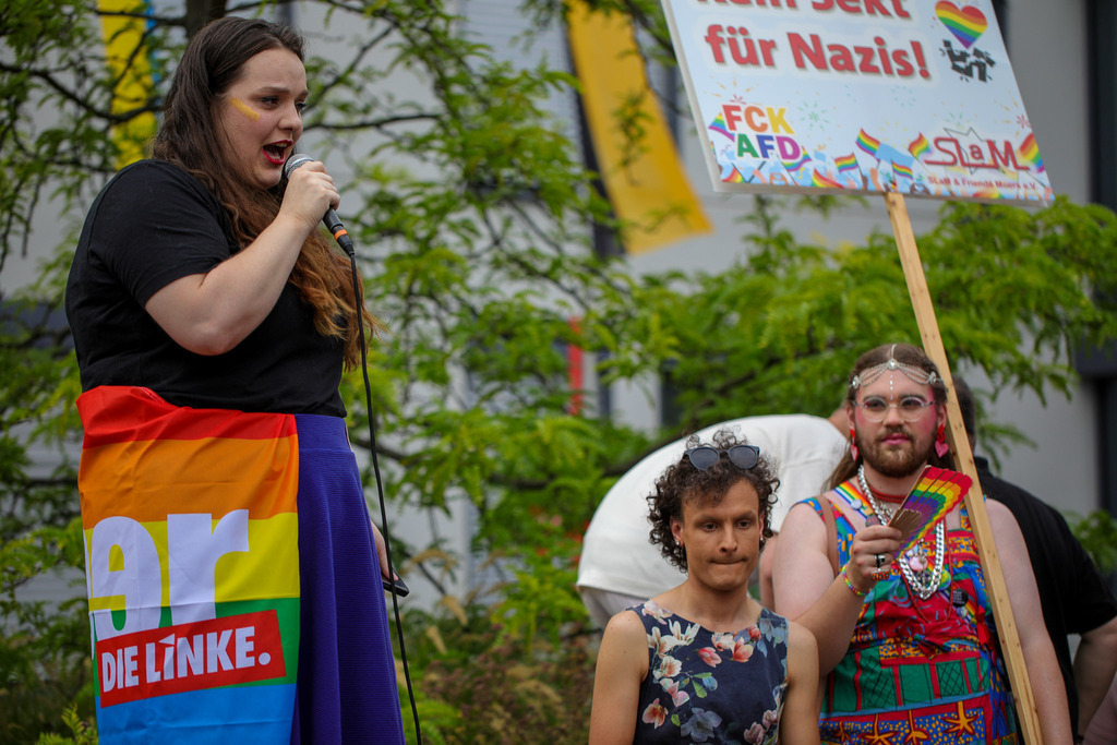 CSD_Moers_190725_147 | Bildergalerie von Sport-Ereignissen aber auch von weiteren spannenden Dingen - nicht nur vom Niederrhein. In Anlehnung an den bekannten Spruch von Hanns Dieter Hüsch heißt das Motto: "Niederrhein ist überall".  - Realisiert mit Pictrs.com