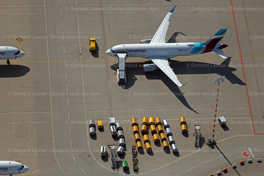 4023348 | STUTTGART 15.04.2020 Passagierflugzeug Bombardier Dash Q400 der Fluggesellschaft fly be beim Boarding auf dem Flughafen in Stuttgart im Bundesland Baden-Württemberg. // Airliner Bombardier Dash Q400 of airline fly be on the airport in Stuttgart in the state Baden-Wuerttemberg. Foto: Gerhard Launer