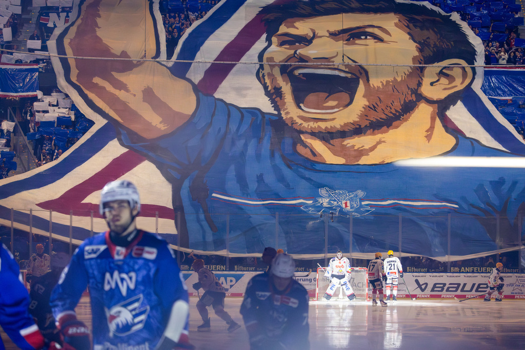 DEL, Deutsche Eishockey Liga Saison 2025/26, Playoff-Viertelfinale, Spiel 1: Adler Mannheim gegen Fischtown Pinguins Bremerhaven | DEL, Deutsche Eishockey Liga Saison 2025/26, Playoff-Viertelfinale, Spiel 1: Adler Mannheim gegen Fischtown Pinguins Bremerhaven***Tolle Choreo der Adlerfans zu Beginn des Spiels - Realisiert mit Pictrs.com