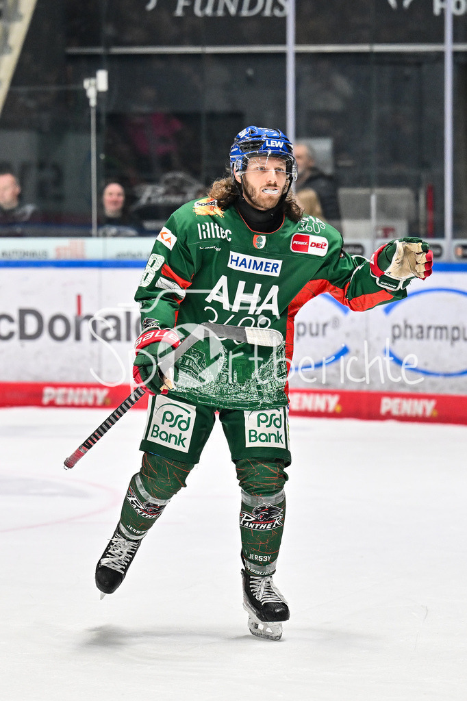 Augsburger Panther - Grizzlys Wolfsburg | AUGSBURG, GERMANY - 15. MARCH: Jubel der Panther nach dem Treffer zum 2-4 durch Anthony LOUIS (Augsburger Panther 18) / Tor / Torschuetze / Freude / Happy während dem Match zwischen den Augsburger Panthern und den Grizzlys Wolfsburg am 52. Spieltag der Penny DEL im Curt Frenzel Stadion