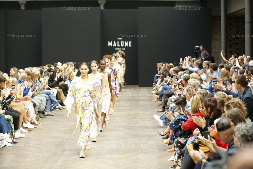 Malūne by Frida Weyer auf der  MBFW Spring/Summer 2023 | Mercedes-Benz Fashion Week (MBFW)  Frühling / Sommer 2023 im Hotel Telegraphenamt Berlin in Berlin-Mitte. Die Kollektionen von Malūne by Frida Weyer auf der MBFW Spring/Summer 2023. Das Bild zeigt Models mit der Kollektion von Malūne by Frida Weyer.