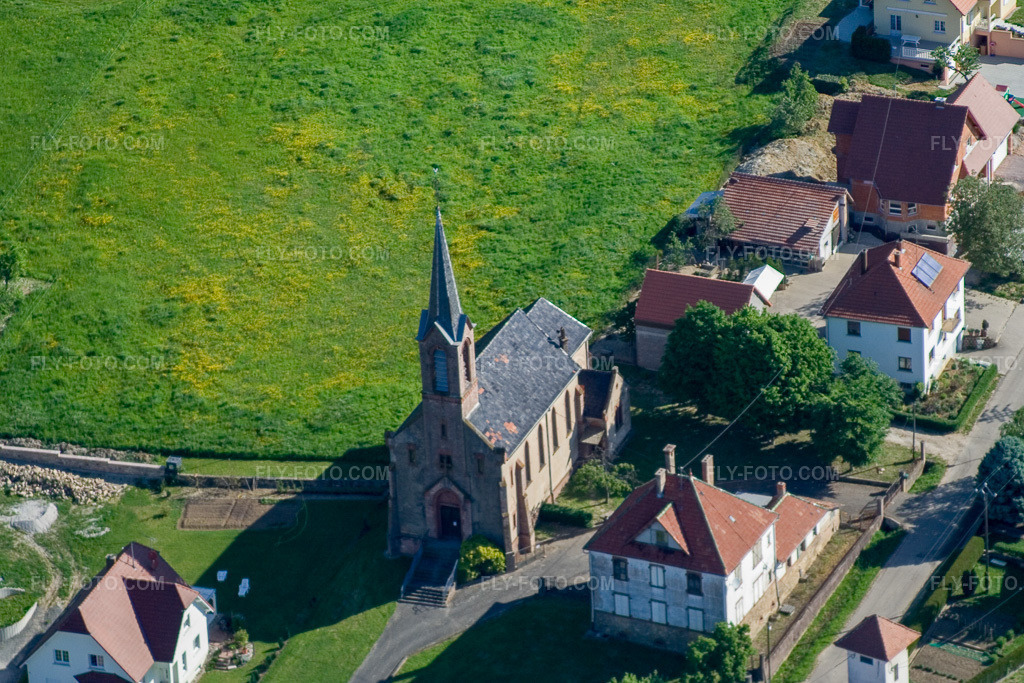 Aerial view: Church building in the village center in Cleebourg in the state Bas-Rhin, France. – Photo: IMG_10800.jpg taken on 05/12/2008 by Werner Riehm/FLY-FOTO.com – Resolution of the original: 3456 x 2304 px