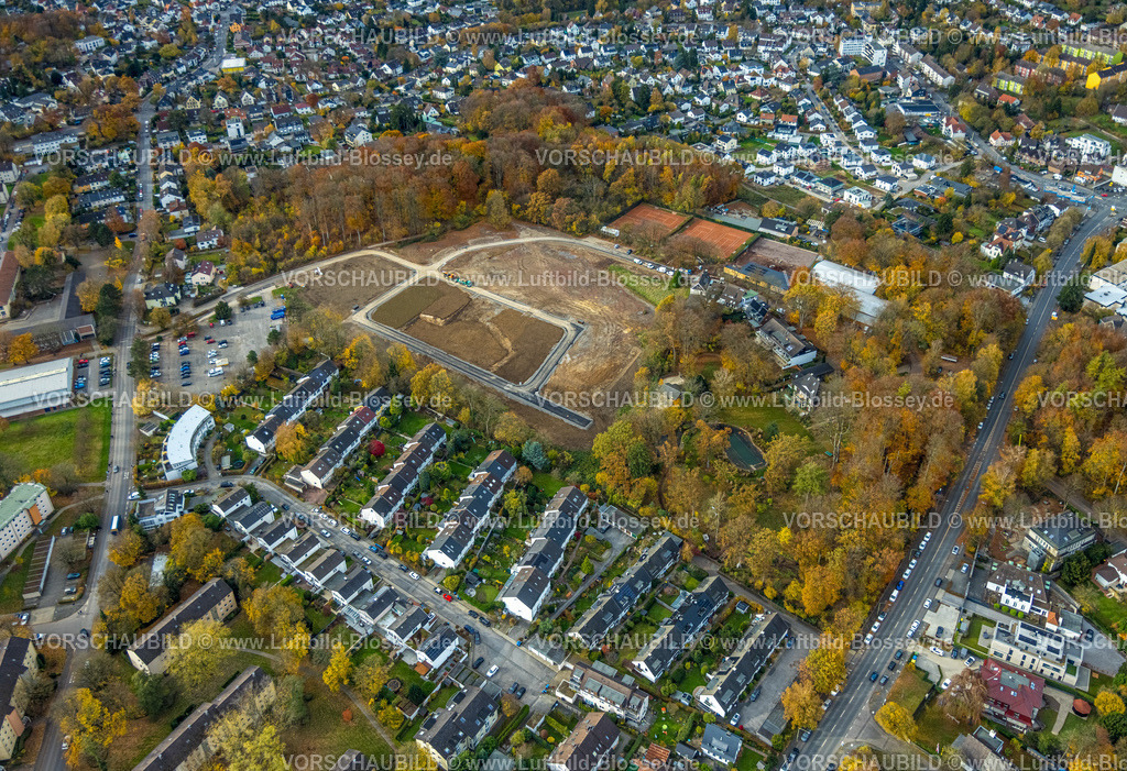 Hagen251101570 | Luftbild, Reihenhaus-Wohnsiedlung Mallnitzer Straße und Marktplatz, Baustelle ehemaliger Lohesportplatz für Wohnhäuser Neubau, Emst, Hagen, Ruhrgebiet, Nordrhein-Westfalen, Deutschland