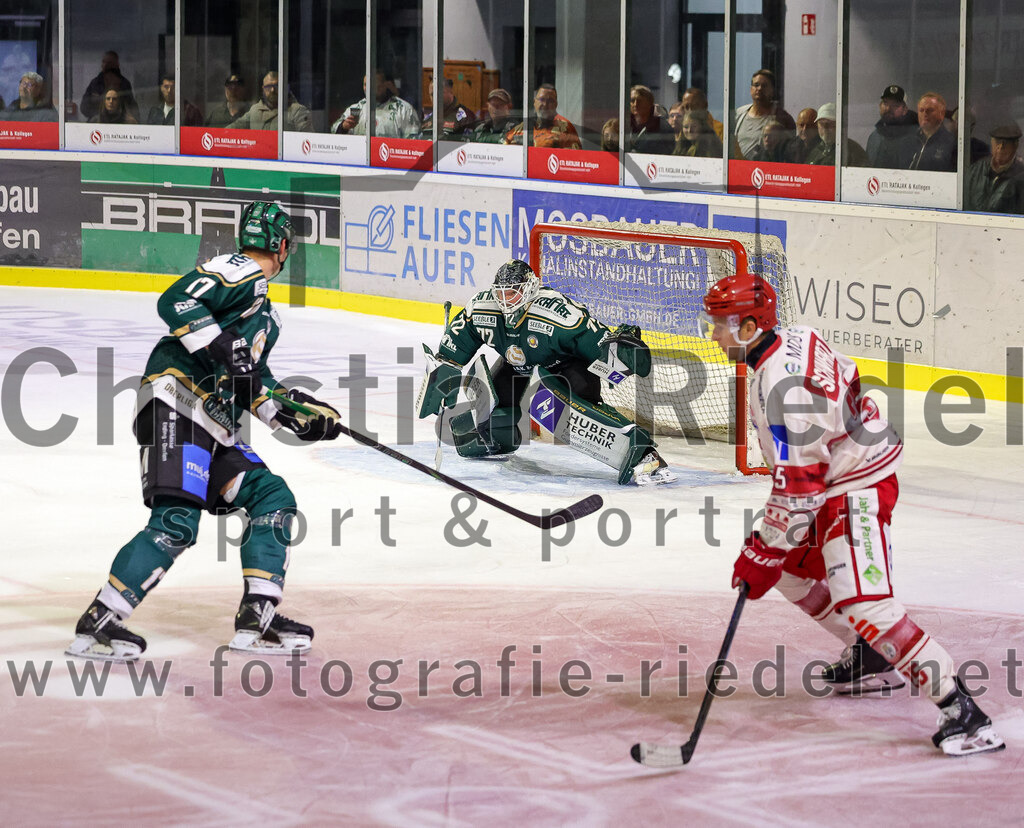 2025-09-12_174_TSV_Erding_gegen_EV_Landshut | Erding, Deutschland, 12.09.2025:Eishockey, Oberliga Süd 2025 / 2026, Testspiel, TSV Erding gegen EV Landshut, Endergebnis: 4:6Elia Ostwald (Erding Gladiators, #17), Torwart David Zabolotny (Erding Gladiators, #72), Andreas Schwarz (EV Landshut, #25)Foto: Christian Riedel / fotografie-riedel.net
