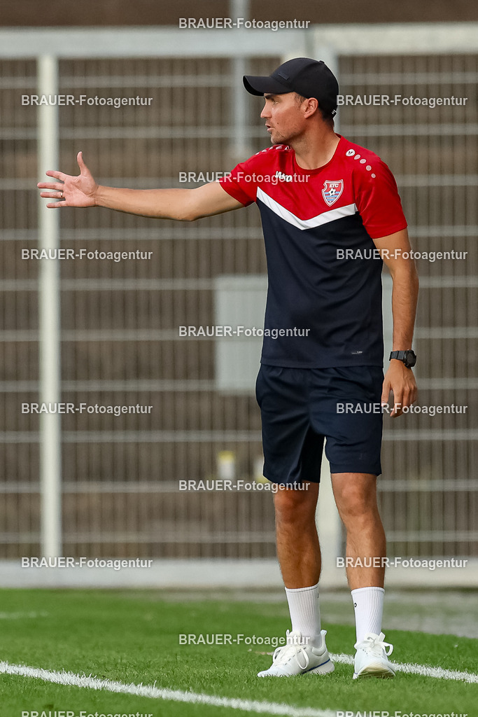 SB_KFCBAU_20250815_4335.JPG -  - KFC Uerdingen - SF Baumberg - Oberliga Niederrhein | Krefeld, Deutschland, 15.08.25: Trainer Julian Stöhr (KFC Uerdingen) gestikuliert, Gestik während des Oberliga Niederrhein Spiels zwischen KFC Uerdingen - SF Baumberg in der Grotenburg Stadion am 15. August 2025 in Krefeld, Deutschland. (Foto von Stefan Brauer/Brauer-Fotoagentur)