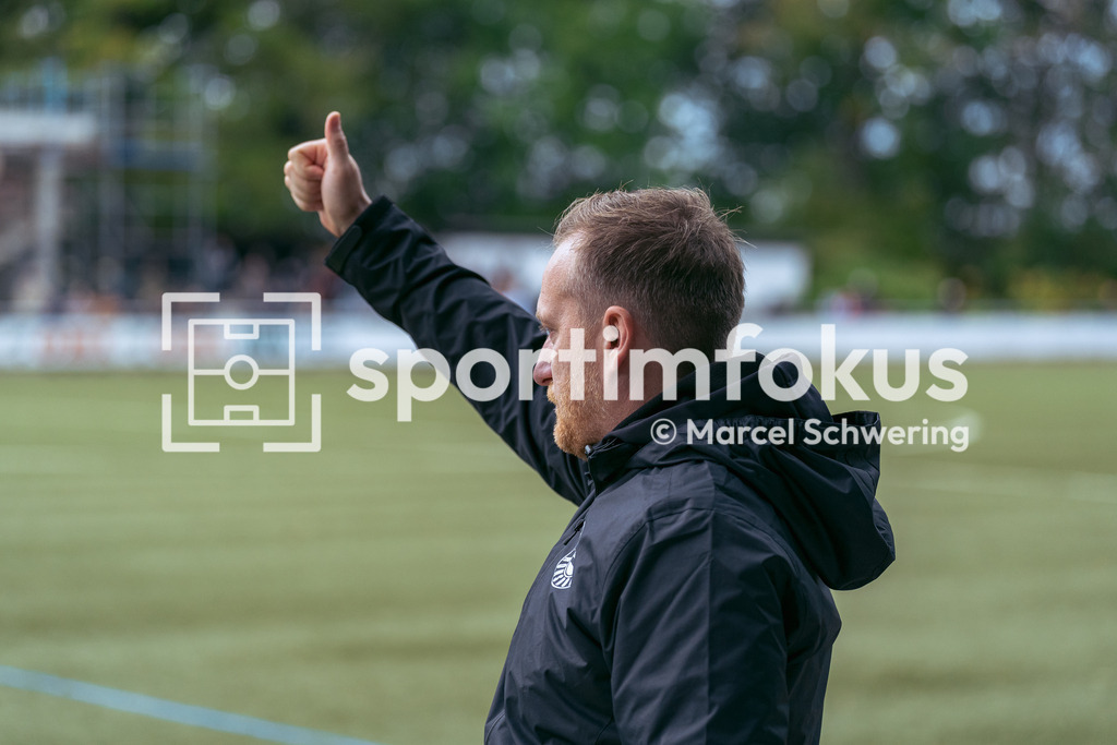 TSV 05 Ronsdorf – SSV Bergisch Born II | Trainer Kai Östrich vom TSV Ronsdorf hebt den Daumen. Bezirksliga Niederrhein, Gruppe 2: TSV 05 Ronsdorf gegen SSV Bergisch Born II, Wuppertal, 11.10.2026. Endstand: 3:1. sportimfokus / Marcel Schwering - Realisiert mit Pictrs.com