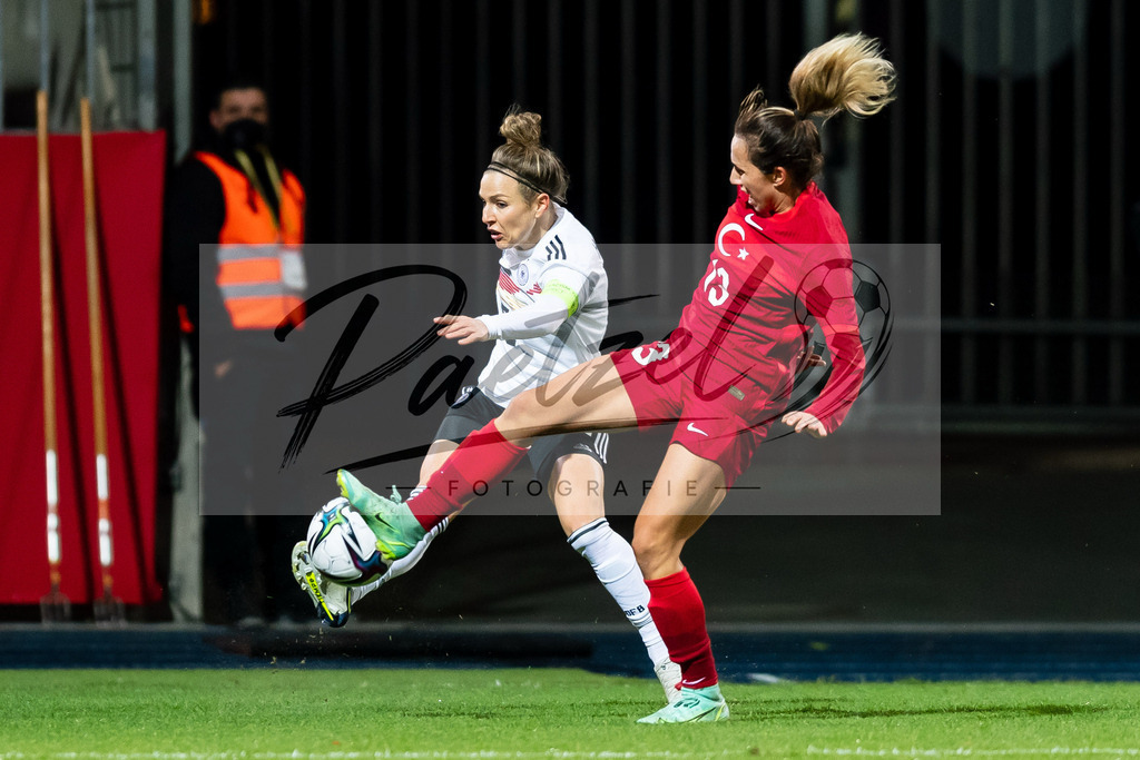 GERTUR20211126_024 | Fussball, Frauen: Svenja Huth (Germany) und Birguel Sadikoglu (Turkey) im Zweikampf bei dem Spiel der WM-Qualifikation zwischen Deutschland und Tuerkei im Eintracht-Stadion am 26.11.2021 in Braunschweig, Deutschland. - Realisiert mit Pictrs.com