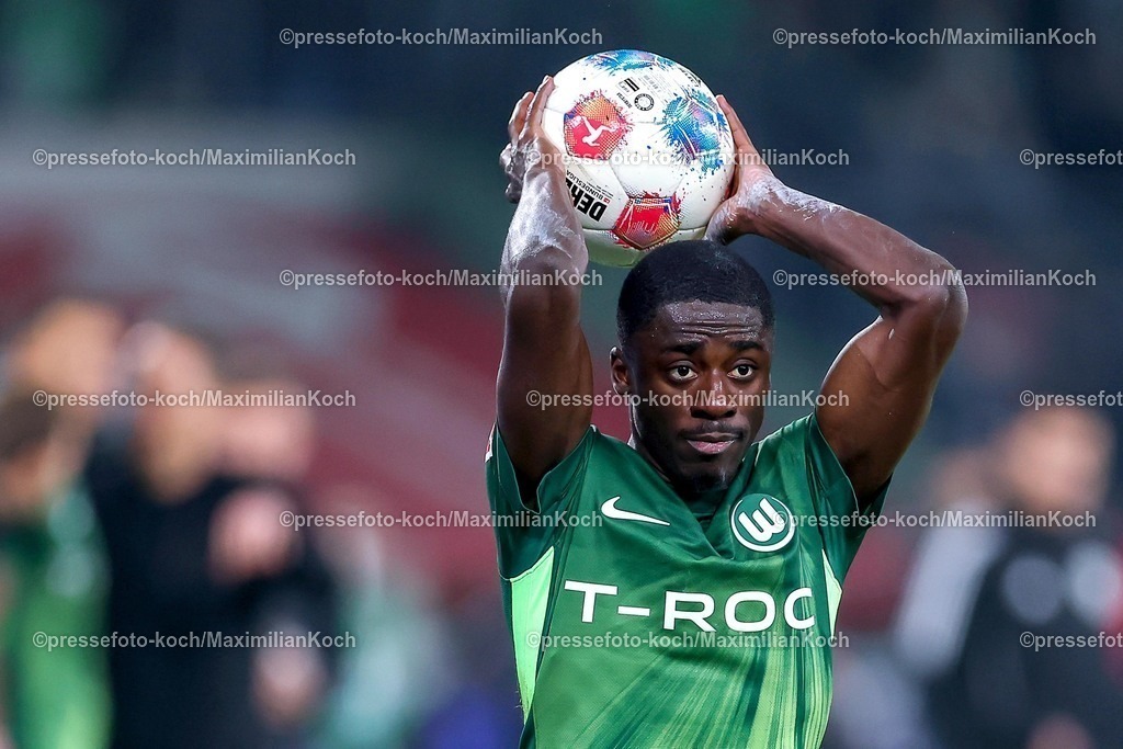 BMG13122502182 | 13.12.2025, Fußball, Borussia Mönchengladbach - VfL Wolfsburg, 1. Fußball Bundesliga, 14.Spieltag, Borussia-Park, Saison 2025 2026: Sael Kumbedi&nbsp;(VfL Wolfsburg #26) beim Einwurf  DFB regulations prohibit any use of photographs as image sequences and or quasi-video.