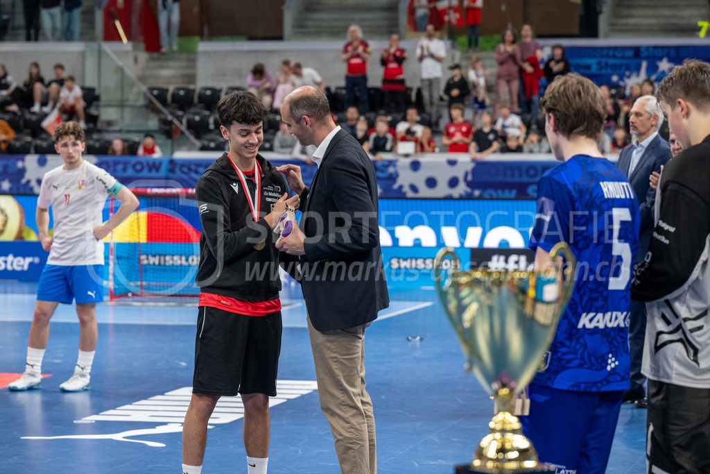 2025 Men's U19 WFC - Finland v Czechia | Matteo Gervasoni (#22, Switzerland) being elected into the all start team during 2025 Men's U19 WFC, Switzerland: 04.05.2025, Zürich, Swiss Life Arena.Event page: <a href="https://www.u19wfc2025.ch/">www.u19wfc2025.ch</a>Credit: Markus Aeschimann, <a href="https://markus-aeschimann.ch">markus-aeschimann.ch</a>Instagram: <a href="https://instagram.com/sportfotografie.aeschimann">@sportfotografie.aeschimann</a> - Realisiert mit Pictrs.com
