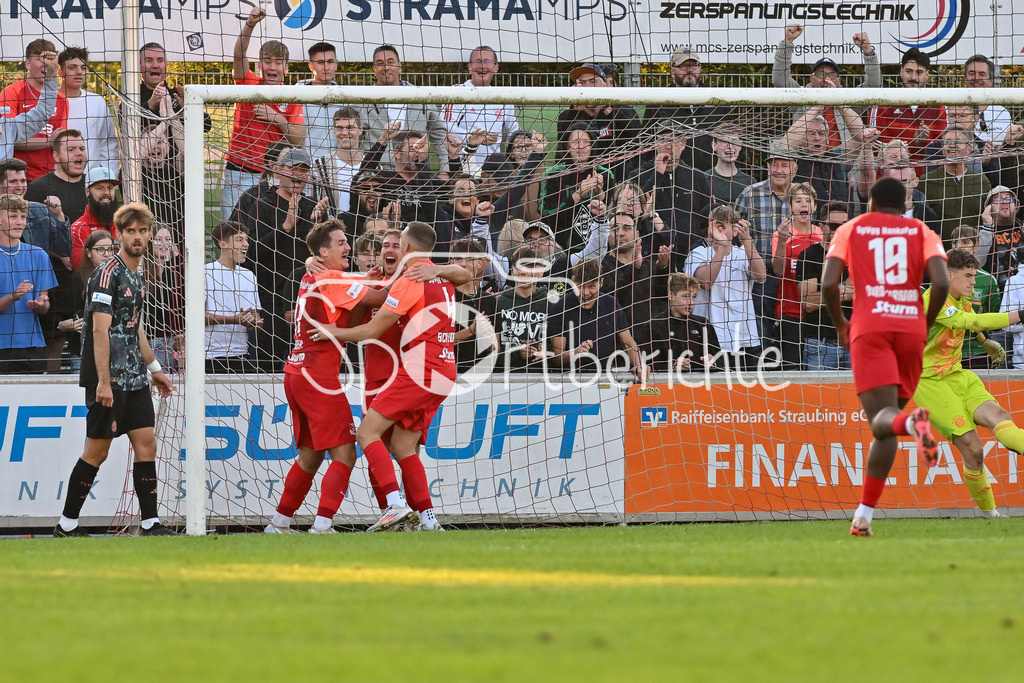 SpVgg Hankofen-Hailing - FC Bayern Amateure | Jubel der Hausherren nach dem Treffer zum 2-0 durch Tobias LERMER (Spvgg #22) / Freude / Happy / Tor / Torschuetze / Regionalliga Bayern: SpVgg Hankofen-Hailing - FC Bayern München II, Maierhofer-Bau Stadion am 20.09.2024