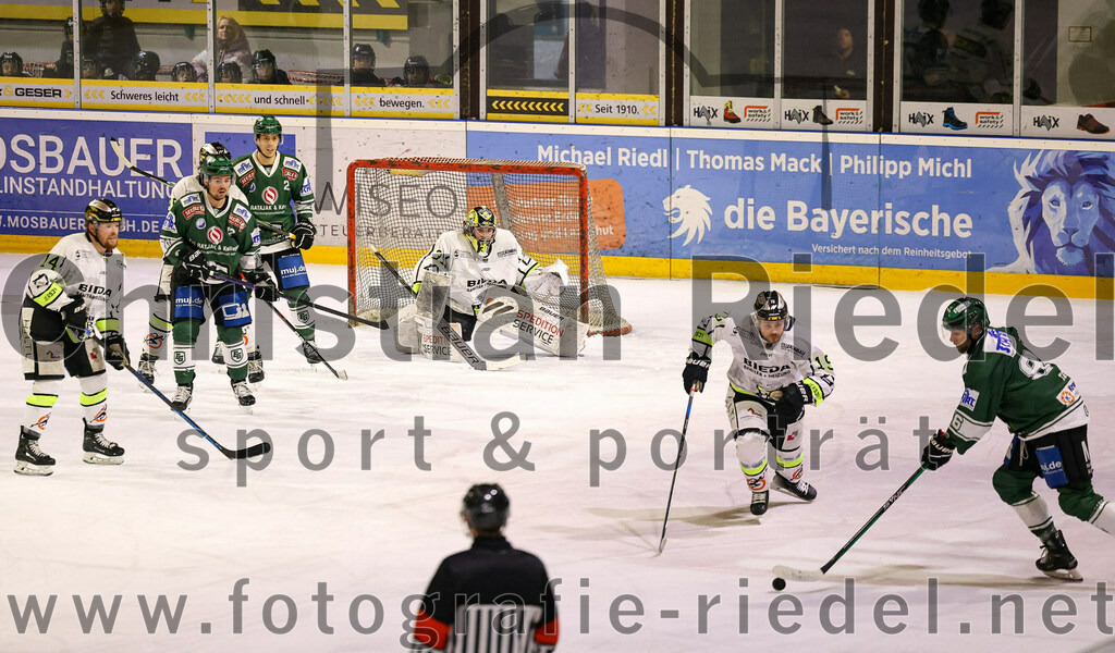 2024-02-02_061_TSV_Erding_gegen_ERSC_Amberg | Erding, Deutschland, 02.02.2024:
Eishockey, Bayernliga Vorrunde 2023 / 2024, 30. Spieltag, TSV Erding gegen ERSC Amberg, Endergebnis: 1:0

Torwart Timon Bätge (ERSC Amberg, #31), Michael Trox (Erding Gladiators, #86)

Foto: Christian Riedel / fotografie-riedel.net
