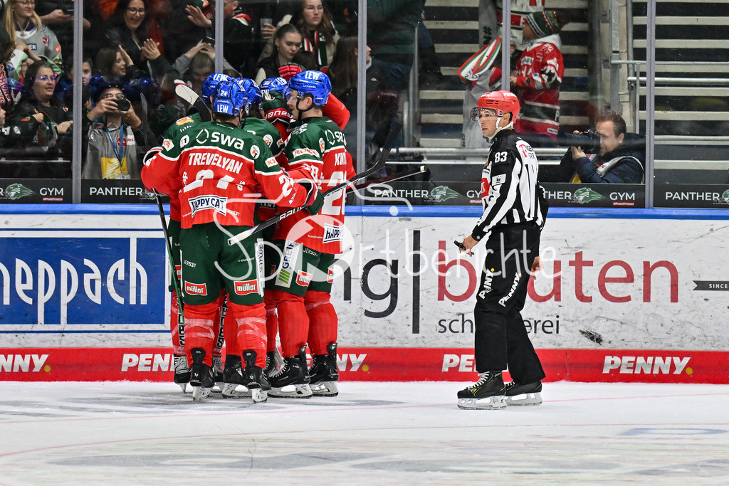 Augsburger Panther - Löwen Frankfurt | Jubel der Panther nach dem Treffer zum 4-1 durch Nolan ZAJAC (Augsburger Panther #44) / Freude / Happy / Tor / Torschuezte / DEL: Augsburger Panther - Löwen Frankfurt, Curt Frenzel Stadiom am 11.10.2024