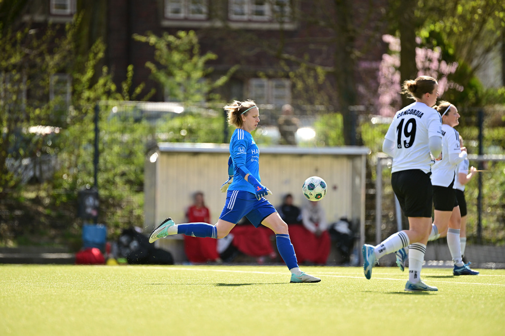 Fußball I Frauen I Saison 2024-2025 I Oberliga Hamburg I 19. Spieltag I ETV Hamburg - SC Concordia | Der Sportfotograf. - Realisiert mit Pictrs.com
