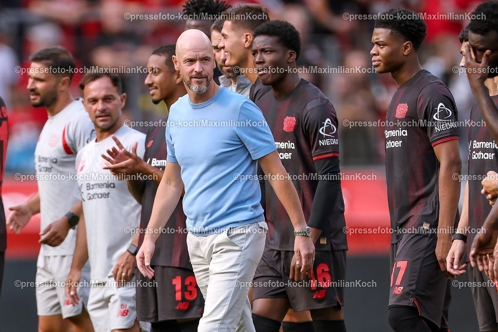 B0405082501031 | 05.08.2025, Fußball, Bayer 04 Leverkusen - Pisa Sporting Club, Testspiel, Saisoneröffnung in der BayArena, Saison 2025 2026: Cheftrainer Erik ten Hag (Bayer04) bei der Mannschaftspräsentation zwischen den Spielern DFB regulations prohibit any use of photographs as image sequences and or quasi-video.