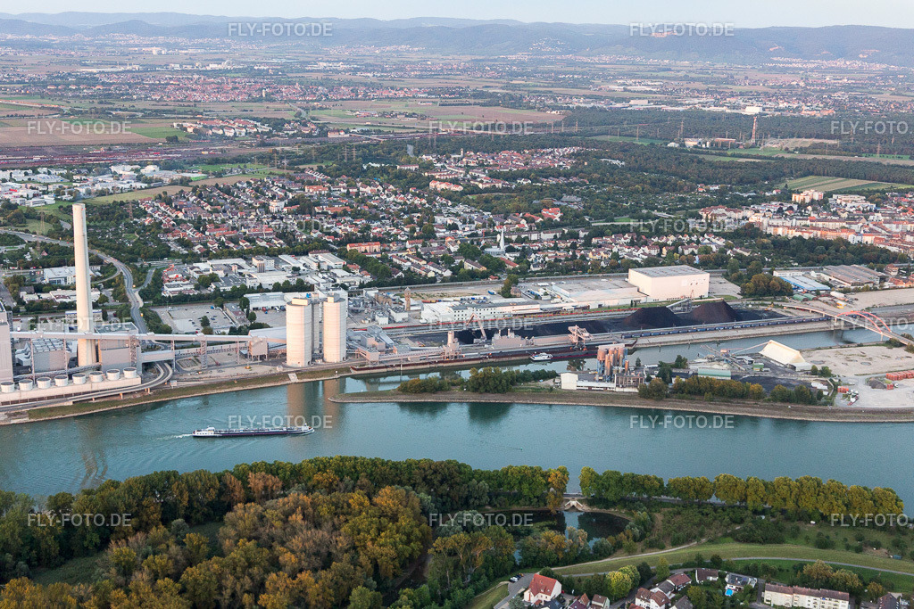 Großkraftwerk Mannheim am Rhein bei Neckarau | Luftbild: Großkraftwerk Mannheim am Rhein bei Neckarau im Ortsteil Rheinau in Mannheim im Bundesland Baden-Württemberg in Deutschland. Foto: IMG_102663.jpg vom 24.08.2017 durch Werner Riehm/FLY-FOTO.de - Realisiert mit Pictrs.com