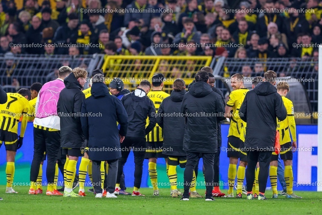 UCL1902250102376 | 19.02.2025, Fußball, UEFA Champions League, Borussia Dortmund - Sporting Lissabon, Signal Iduna Park, Knockout phase play-offs, Saison 2024 2025: Abschlussjubel Abschlussrunde Die Mannschaft steht vor den Fans