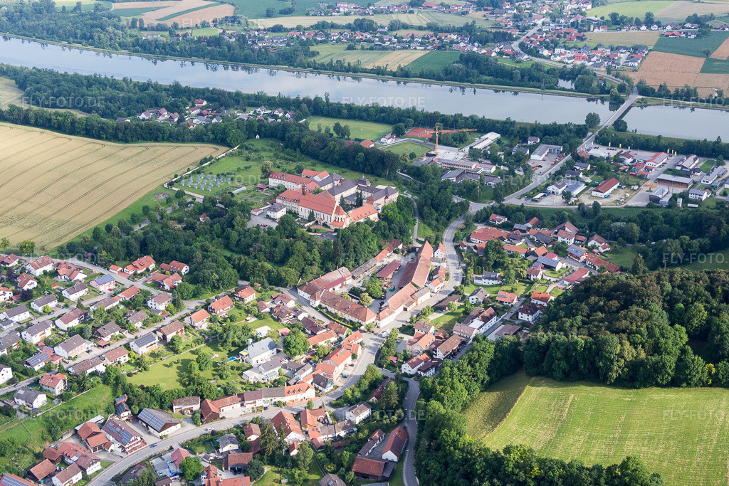 Luftbild: Fluss- Uferbereichen der Isar in Niederviehbach im Bundesland Bayern in Deutschland. Foto: IMG_090503.jpg vom 02.07.2016 durch Werner Riehm/FLY-FOTO.de