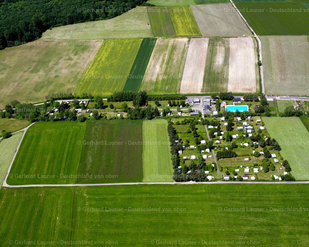 2614155 | HEIMERTSHAUSEN 09.06.2006 Landwirtschaftliche Nutzflächen und Feldgrenzen  umsäumen das Siedlungsgebiet des Dorfes in Heimertshausen im Bundesland Hessen, Deutschland // Agricultural land and field boundaries surround the settlement area of the village  in Heimertshausen in the state Hesse, Germany Foto: Gerhard Launer
