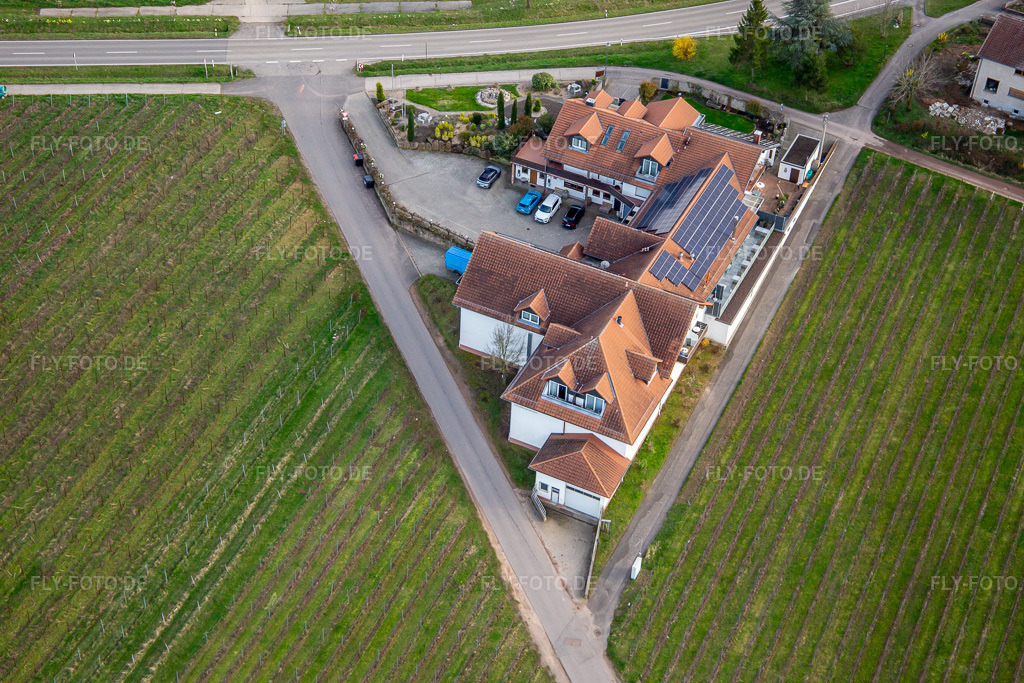 Luftbild: Weingut & Wein Hotel Kienle in Burrweiler im Bundesland Rheinland-Pfalz in Deutschland. Foto: IMG_140036.jpg vom 14.03.2024 durch Werner Riehm/FLY-FOTO.deWWW.WEINHOTEL-SCHLOSSBERG.DE