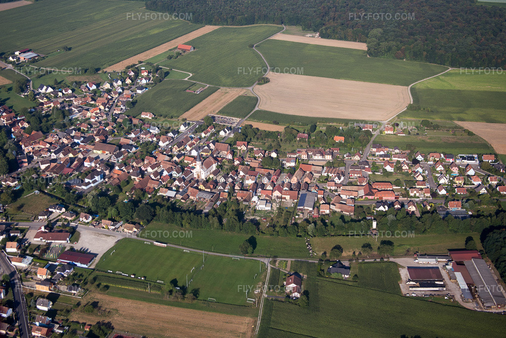 Aerial view: Agricultural fields and arable land in Herbsheim in the state Bas-Rhin, France. – Photo: IMG_093235.jpg taken on 08/16/2016 by Werner Riehm/FLY-FOTO.com – Resolution of the original: 5289 x 3526 px