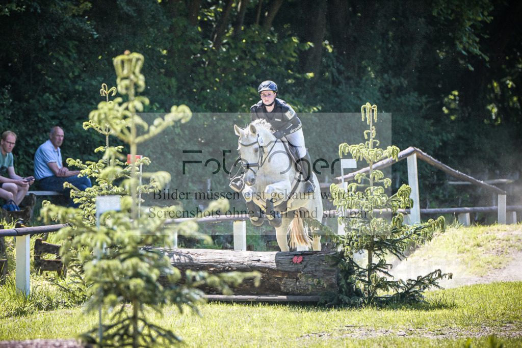 DOS_6964 | Entdecke hochwertige Reitturnierfotos von Foto Oger. Professionell, emotional und authentisch – jetzt Lieblingsmomente im Shop bestellen.Deutschlandweite Turnierfotografie. - Realisiert mit Pictrs.com