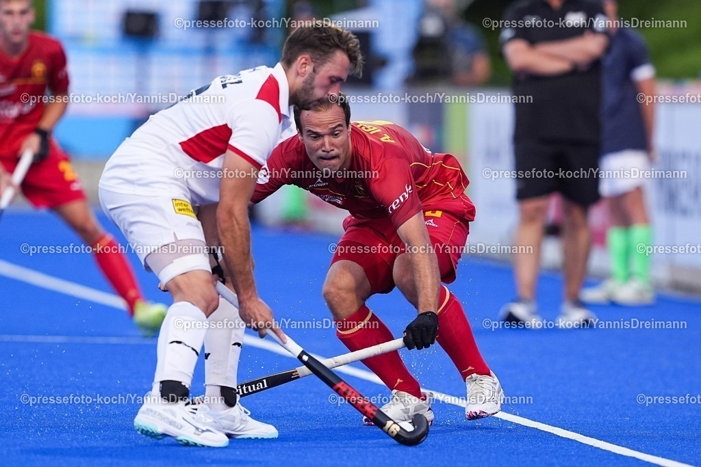 xydrx10082505046 | 10.08.2025, xydrx, Herren EuroHockey Championship 2025, Gruppenphase, Gruppe A, Spanien - Österreich, Sparkassenpark Mönchengladbach: Maximilian Scholz (AUT #16) im Zweikampf gegen Marc Recasens (ESP #8)