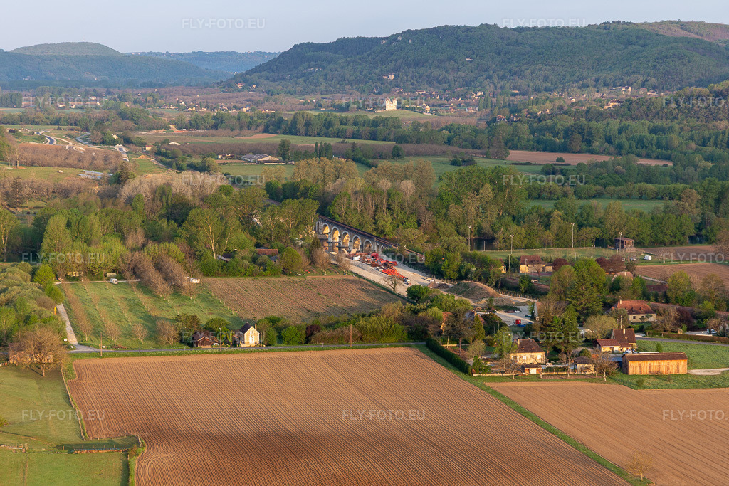Vue aérienne: Vue de la ville à Vézac dans le département Dordogne, France. Photo: IMG_113686.jpg prise le 20/04/2019 par Werner Riehm/FLY-FOTO.eu – Résolution de l'original: 5472 x 3648 px