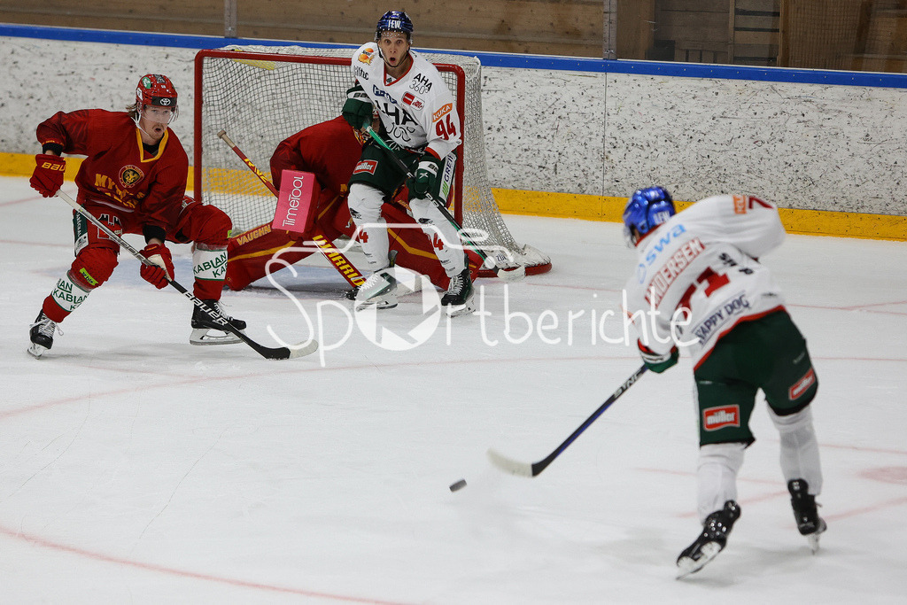 SC Langnau Tigers - Augsburger Panther | Luke ESPOSITO (AEV #91) erwartet eine Schuss von Niklas ANDERSEN (AEV #71)
