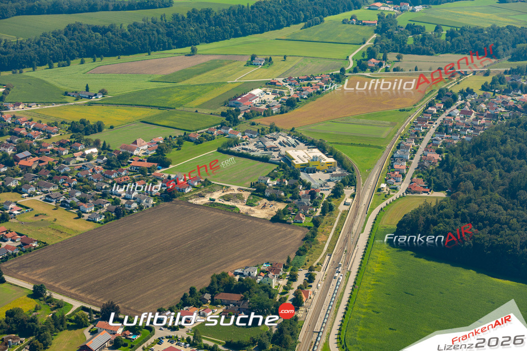 Das Luftbild zeigt :  Tüßling - Die Luftaufnahme wurde 2024 vom UL-Flugzeug aus erstellt ( keine Drohne ) - Hochauflösende Luftaufnahme - Für grossformatige Ausdrucke geeignet. Die Geschenkidee !Mit Lizenz und Bildrechte bestellbar