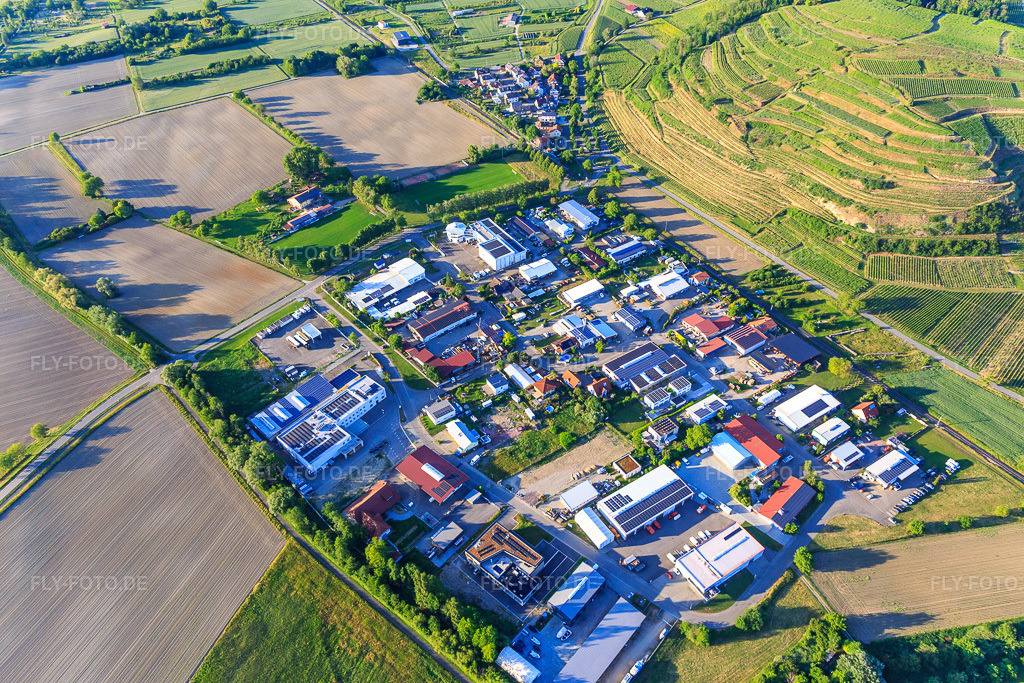 Luftbild: Gewerbegebiet Auf d. Haid im Ortsteil Achkarren in Vogtsburg im Bundesland Baden-Württemberg in Deutschland. Foto: IMG_147863.jpg vom 30.05.2025 durch Werner Riehm/FLY-FOTO.de