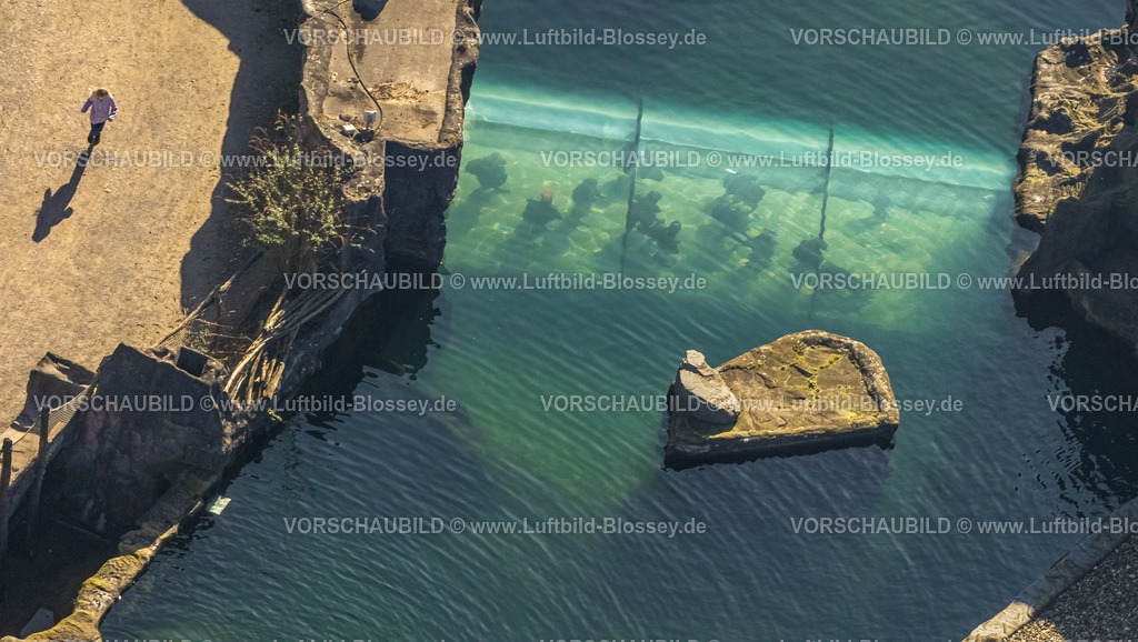 Gelsenkirchen240300560 | Luftbild, ZOOM Erlebniswelt, Zoo und Tierpark, Erlebniswelt Alaska, unter Wasser ist der 9 Meter lange Acrylglastunnel zu sehen, durch den Besucher spazieren und schwimmende Seelöwen von unten sehen können. Bismarck, Gelsenkirchen, Ruhrgebiet, Nordrhein-Westfalen, Deutschland