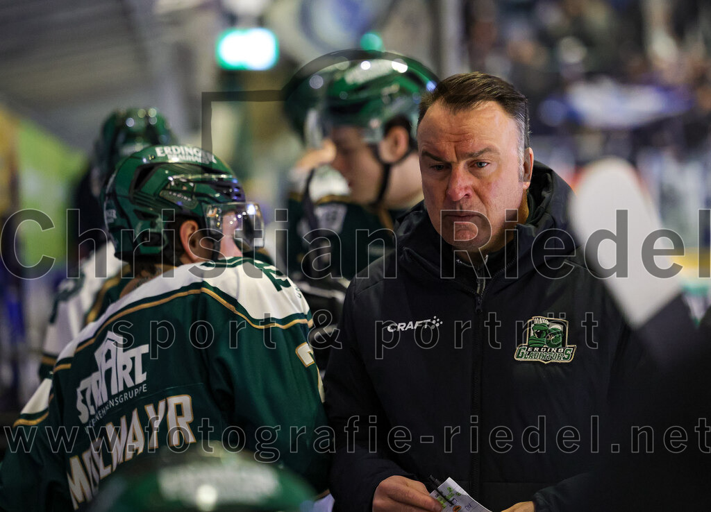 2026-01-23_056_TSV_Erding_gegen_SC_Riessersee | Erding, Deutschland, 23.01.2026:Eishockey, Oberliga Süd 2025 / 2026, 40. Spieltag, TSV Erding gegen SC Riessersee, Endergebnis: 6:5 n.V.Erik Modlmayr (Erding Gladiators, #21), Teamchef Thomas Daffner (Erding Gladiators)Foto: Christian Riedel / fotografie-riedel.net