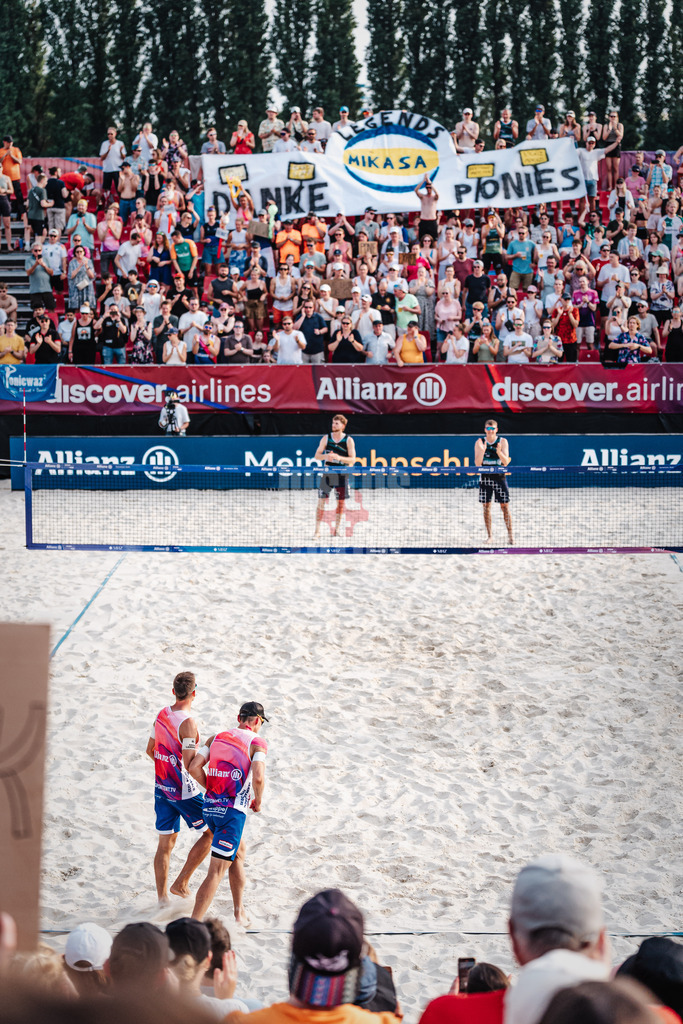 Beachvolleyball | Männer | Allianz German Beach Tour 2025 | Tourstop Bremen | 14.06.2025 | Fans hissen ein Banner für für die Brüder Bennet und David Poniewaz mit der Aufschrift Danke Ponies Legends Mikasa