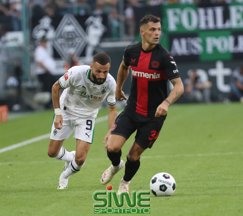 1.Fussball-Bundesliga  :  Borussia Mönchengladbach--Bayer 04 Leverkusen    2.Sptg. | 26.08.2023 Fussball,GER, Saison 2023/2024;         1.Bundesliga;   2. Spieltag;
VFL Borussia Mönchengladbach--Bayer 04 Leverkusen :   Franck Honorat (9/BMG)
konnte nur zuschauen, was Granit Xhaka (34/B04)  mit dem Ball ganz ruhig macht.

DFL REGULATIONS PROHIBIT ANY USE OF PHOTOGRAPHS AS IMAGE SEQENCES AND/OR QUASI-VIDEO. - Realisiert mit Pictrs.com