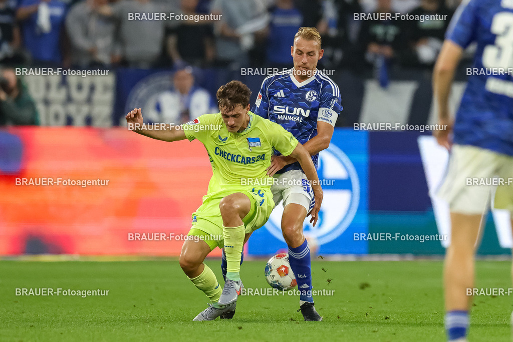 1_S04BER_20250801_2277.JPG -  - FC Schalke 04 - Hertha BSC Berlin - 2. Bundesliga | Gelsenkirchen, Deutschland, 01.08.25: Maurice Krattenmacher (Hertha BSC Berlin) und Timo Becker (FC Schalke 04) im Kampf um den Ball waehrend des Spiels der 2. Bundesliga zwischen FC Schalke 04 - Hertha BSC Berlin in der Veltins-Arena am 01. August 2025 in Gelsenkirchen, Deutschland. (Foto von Stefan Brauer/Brauer-Fotoagentur)DFB/DFL REGULATIONS PROHIBIT ANY USE OF PHOTOGRAPHS AS IMAGE SEQUENCES AND/OR QUASI-VIDEO.