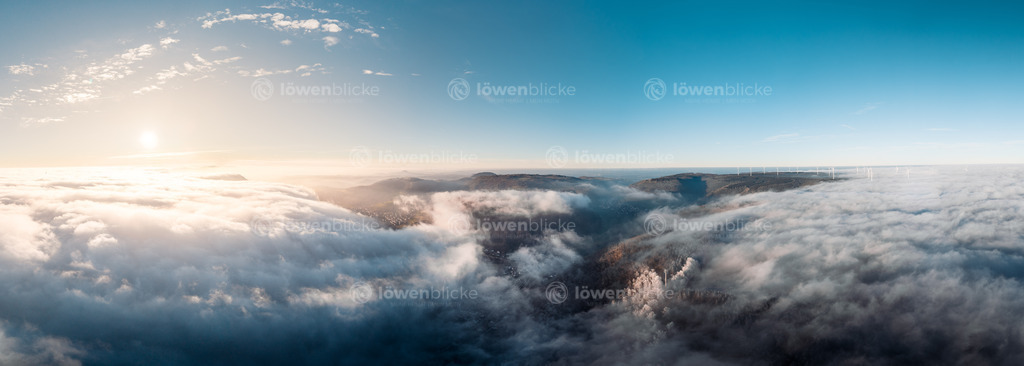 Weißenstein im Tal umgeben vom Nebelmeer | löwenblicke | shop