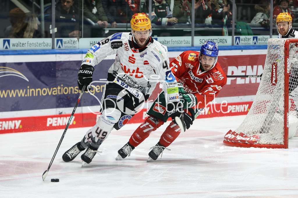 Augsburger Panther - Fischtown Pinguins | Luks KAELBLE (BHV #49) im Duell mit Luca TOSTO (AEV #77) / zweikampf