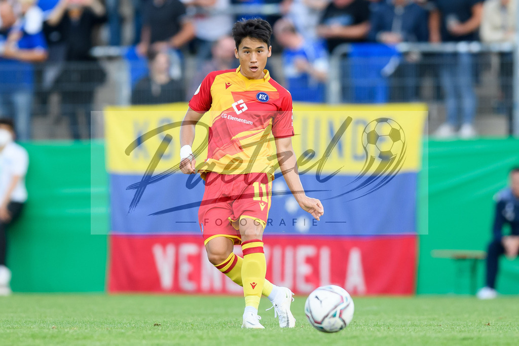 LOTKSC20210809_201 | Fussball, Herren: Kyoung-rok Choi (Karlsruher SC) in Aktion, am Ball, Einzelaktion beim Spiel der 1. Runde im DFB-Pokal zwischen SF Lotte und Karlsruher SC im Stadion am Lotter Kreuz am 09.08.2021 in Lotte, Deutschland.DFB / DFL REGULATIONS PROHIBIT ANY USE OF PHOTOGRAPHS AS IMAGE SEQUENCES AND/OR QUASI-VIDEO. - Realisiert mit Pictrs.com