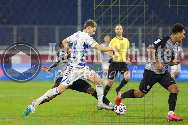 MSV Duisburg vs SV Waldhof Mannheim - 3. Liga | Duisburg, Deutschland, 07.11.25:   Emmanuel Okuchukwu Iwe (SV Waldhof Mannheim) und Steffen Meuer (MSV Duisburg) im Kampf um den Ball waehrend des Spiels der 3. Liga MSV Duisburg vs SV Waldhof Mannheim in der schauinsland-reisen-arena(Foto von Brauer-Fotoagentur / Adrian Schlueter)