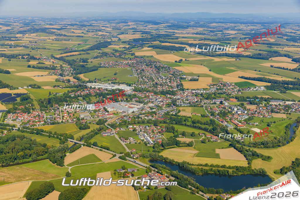 Luftaufnahme der Stadt Ruhstorf an der Rott - Die Luftaufnahme wurde 2025 vom UL-Flugzeug heraus erstellt ( keine Drohne ) - Hochauflösende Luftaufnahme - für professionelle Ausdrucke geeignet. Die Geschenkidee !Mit Lizenz und Bildrechte bestellbar