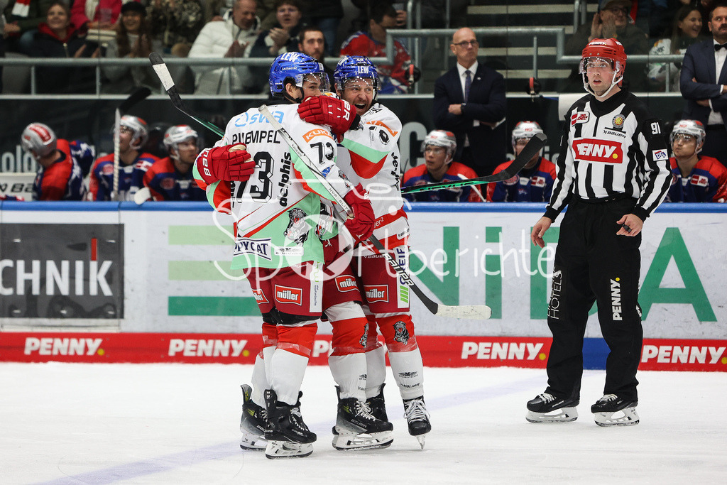 Augsburger Panther - Nürnberg ICE Tigers | Jubel der Panther nach dem Tor zum 2-1 durch Mirko SACHER (AEV #12) / Treffer / Freude / Torschuetze / DEL Retro Spiel