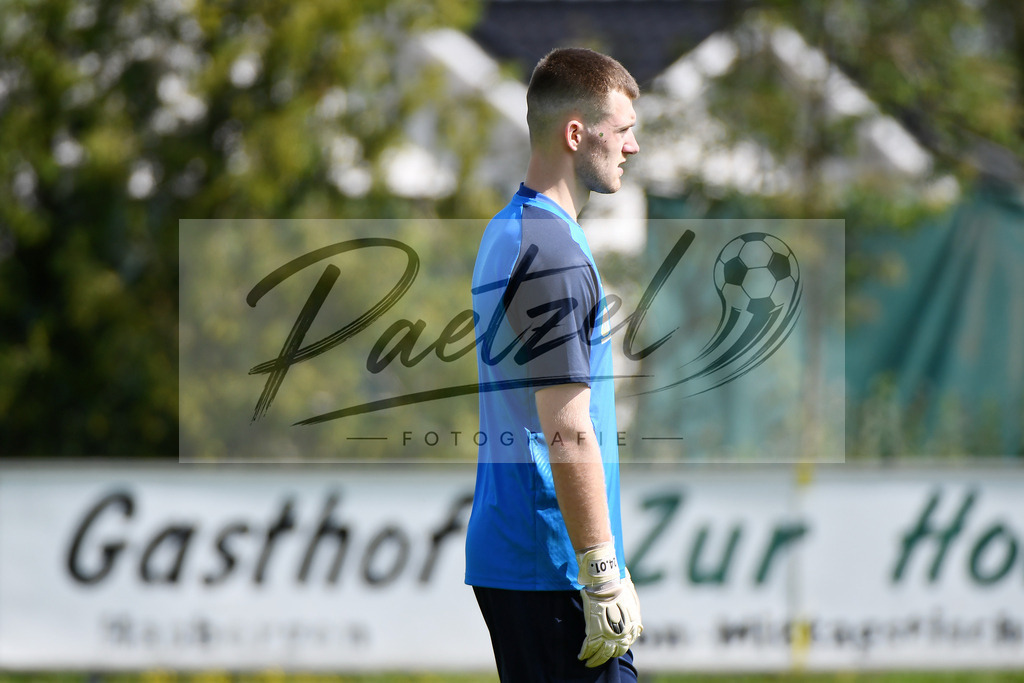 TRASFL20200713_0059 | Fussball, Herren: Jhonny Peitzmeier (SF Lotte) schaut bei der Trainingseinheit von SF Lotte im Sportpark am Lotter Kreuz am 13.07.2020 in Lotte, Deutschland. - Realisiert mit Pictrs.com