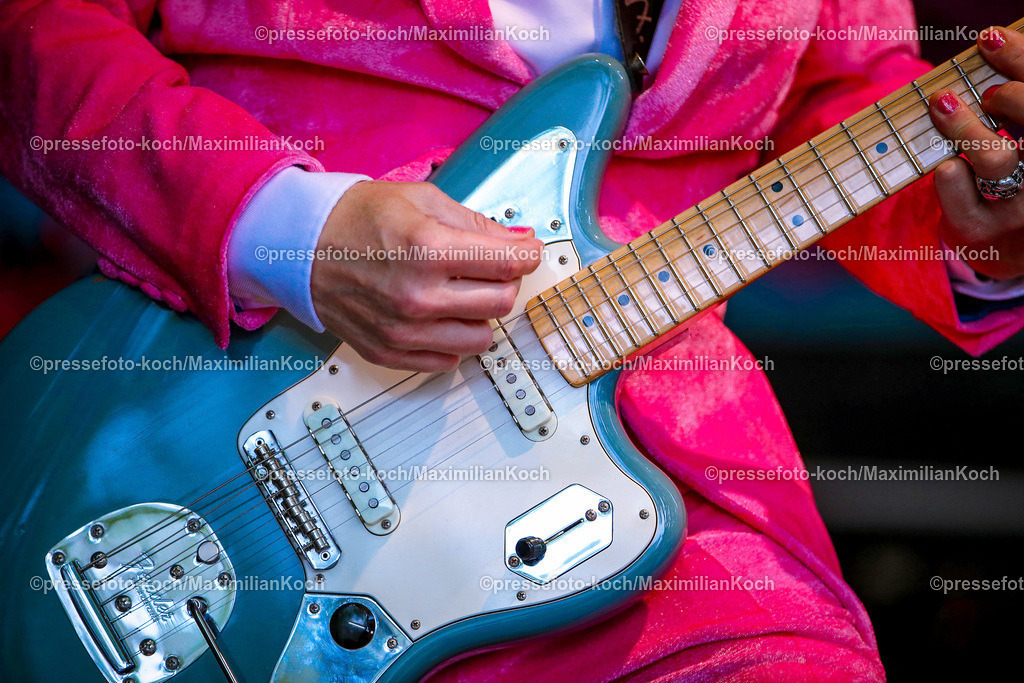 Due22062488019 | 22.06.2024, Düsseldorf, Konzert Porno Al Forno, HEUKING Mittsommer-Renntag - Die düsseldorfer Pop-Band performt bei ihrem Konzert auf der Rennbahn Grafenberg und begeistert die zahlreichen Fans